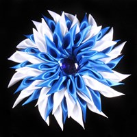 Broche Satijnen Bloem Blauw-Wit (Ø16cm)