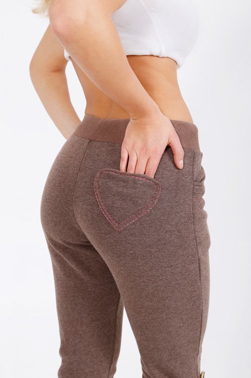 Dames Lederhose Lang Bruin (Joggingstof) (detail achterkant)